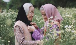 Hai cụ bà gây sốt khi chụp ảnh ở vườn cúc họa mi, dân tình ước về già có bạn thân đi chơi cùng