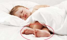 Trẻ con lúc nào cũng ló chân ra ngoài, đừng vội che chắn kẻo lợi bất cập hại