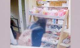 Cô gái gây sốc khi vừa xem hàng vừa đi vệ sinh giữa shop mỹ phẩm tại Đà Nẵng