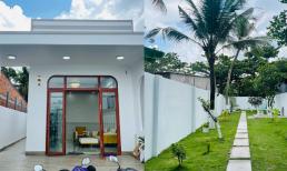 Mẫu nhà cấp bốn kiểu mới với sân vườn mini, tông màu trắng nhẹ nhàng dành cho vợ chồng trẻ