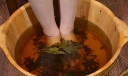 Trước khi đi ngủ, hãy kiên trì dùng nước ngải cứu ngâm chân, sau một thời gian, có thể thấy 5 lợi ích từ từ đến gần