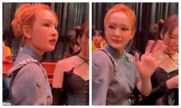 Hiền Hồ lọt vào ống kính camera thường, biểu cảm ngại ngùng khi đối diện truyền thông