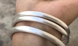 Vòng tay bạc cho tay trái hay tay phải tốt hơn? 