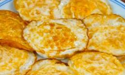 Khi chiên trứng, đừng vội đổ dầu nhé, hướng dẫn cách để trứng bên ngoài không nát, bên trong chín mềm và không dính chảo!