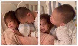 Khung cảnh tình cảm của cặp sinh đôi nhà Hà Hồ: Leon liên tục đè ôm Lisavà nói yêu thương