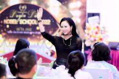 Bùi Thanh Hương xuất hiện rạng rỡ, làm giám khảo tại Nobel School