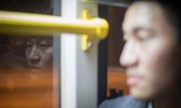 Vợ nói đang tắm ở nhà, tôi đi làm về vừa mở cửa ra mà ngã gục xuống đất 