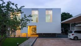 Cách thiết kế nhà 2 tầng nhiều cửa sổ, cửa kính ngập tràn ánh sáng nhưng không bị nắng nóng