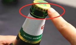 Có một 'cơ chế nhỏ' trong nắp chai bia, các cô gái cũng có thể mở nó mà không cần dụng cụ mở chai, thực sự hữu ích