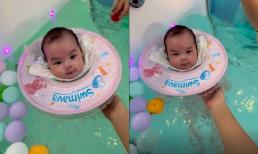 Ái nữ Phạm Quỳnh Anh khi được mẹ cho tắm trong bể nước, biểu cảm cưng hết nấc