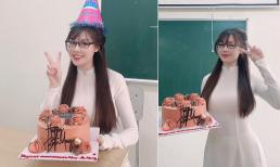 Nữ giảng viên Âu Hà My được sinh viên mừng sinh nhật trên lớp, ảnh diện áo dài 'gây sốt' vì quá trẻ 