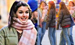 Suri cười tươi khi xuống phố cùng bạn, nhưng gương mặt của tiểu thư nhà Tom Cruise có chút khác lạ 