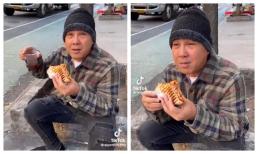 Quyền Linh ngồi vỉa hè ăn bánh mì với vẻ ngoài giản dị quá mức khiến dân tình xém không nhận ra