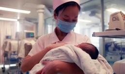 Sau khi em bé chào đời, ai có thể ôm bé đầu tiên? Người xưa khuyên: nên tránh hai loại người này