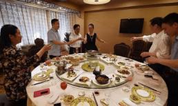 Đừng ngần ngại rời bàn nếu đối phương làm 3 hành động này trên bàn rượu, kẻo người khác nghĩ bạn là kẻ không ra gì