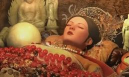 Năm 1972, lăng mộ của con gái Khang Hy được khai quật ở Nội Mông, cô mặc long bào suốt 240 năm không mục nát, đồ tang giá trị hơn 100 triệu