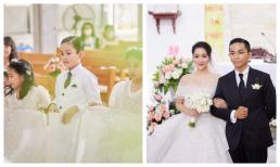 Khánh Thi xinh như công chúa trong truyện cổ tích, được hai con cầm váy tiến vào hôn lễ tại nhà thờ