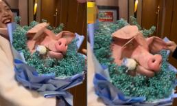 Bất ngờ biến thành sợ hãi! Cô gái được tặng 'hoa đầu lợn' trong ngày sinh nhật khiến ai cũng phát hoảng