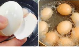 Khi luộc trứng, cho thêm 2 nguyên liệu này vào, sờ tay vào sẽ thấy vỏ trứng rơi ra, lòng đỏ trứng sẽ thơm và mềm