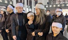 Vợ Đăng Khôi khóc nức nở trong đám tang của bố