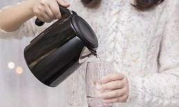 Nước đun sôi là 'thuốc trường sinh' rẻ nhất, nhưng chuyên gia dinh dưỡng cho biết: tốt nhất không nên uống nước trong 2 thời điểm này