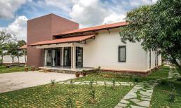 Nhà mái ngói hiện đại có sân vườn và hồ cá tạo điểm nhấn độc lạ, gắn kết các thành viên trong gia đình 