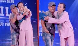 Đang diễn nhưng khán giả bất ngờ lên sân khấu, NS Hoài Linh ứng xử ra sao?