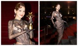 Chi Pu lấp ló vòng một nóng bỏng từng centimet, xuất sắc nhận giải  'Nữ diễn viên được yêu thích nhất'