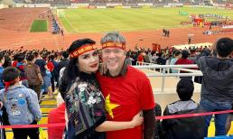 Diva Thanh Lam và chồng bác sĩ gây sốt, xuất hiện tình tứ trên sân Mỹ Đình cổ vũ đội tuyển Việt Nam