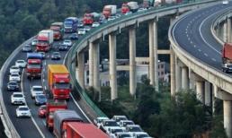 Tôi nên làm gì nếu đột ngột 'muốn đi tiểu' khi tắc đường ở tốc độ cao? Lão tài xế dạy bạn dùng mẹo này sẽ không sợ tắc đường lâu