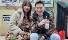 Mạnh Trường đưa bà xã đi ăn vỉa hè, tình cảm mặn nồng chẳng khác nào vợ chồng son