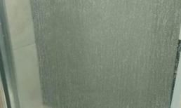 Tẩy cặn trên kính buồng tắm có khó không? Dạy cho bạn một mẹo, dùng cái này để bôi, và nó sẽ sáng như mới ngay lập tức