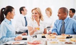 Trong bữa tiệc tối, sếp lấy giúp bạn thức ăn, người có EQ thấp nói 'cảm ơn', người có EQ cao làm như thế này