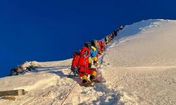 Leo đỉnh Everest, người leo núi mặc quần áo nặng như vậy, làm thế nào để giải quyết vấn đề đại tiện?