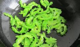 Mướp đắng xào không rắc muối để khử vị đắng, học một phương pháp hay, mướp đắng không đắng, giòn mà thơm 