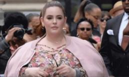 Khoảnh khắc nữ người mẫu hơn 100 cân bước trên sàn catwalk và cởi bỏ áo khoác ngoài, tất cả đàn ông có mặt lập tức 'nổ tung'