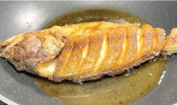 Có phải cá chiên luôn dính vào chảo? Mình có mẹo nhỏ, chỉ cần 2 bước cá không bị dính chảo và không bị rách da