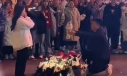 Chàng trai cầu hôn người yêu 10 năm giữa chốn đông người, bị từ chối phũ vì không có nhà, có xe