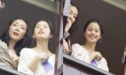 Fan soi nhan sắc của Kim Tae Hee và Choi Ji Woo khi chung khung hình trên trường quay “Nấc thang lên thiên đường” sau hơn 20 năm
