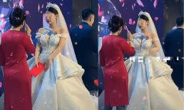 Váy cưới cô dâu hở hang quá, lộ cả hình xăm lớn, mẹ chồng chịu không nổi! 