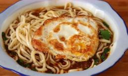 Món mì trứng luộc được rất nhiều người ưa chuộng, bữa sáng ngon hơn bánh bột chiên giòn, đơn giản hơn bánh bao hấp, phù hợp với mọi lứa tuổi