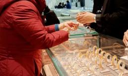 Tại sao tốt nhất là không nên thử một chiếc vòng tay khi bạn đến một cửa hàng vàng? Người trong cuộc nói sự thật 