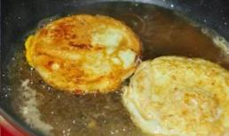 Khi chiên trứng, đừng chỉ cho dầu mà hãy cho nhiều hơn một chút này, trứng sẽ mềm và ngon hơn