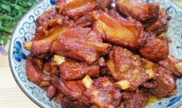 Cách làm món sườn kho tộ nhớ “chuẩn đường, hai nước” màu sắc hồng hào không đen, thịt thơm, xương không tanh