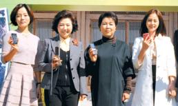 Kim Tae Hee trông thế nào khi chung khung hình với 'Nữ thần thanh xuân xứ Hàn'?