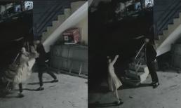 Đang tòm tem với gái, chàng trai 'hết hồn' khi thấy người yêu đứng đợi dưới nhà