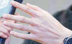 Trắc nghiệm tâm lý: Bạn muốn nắm tay ai? Nó phụ thuộc vào việc bạn sẽ kết hôn với một người lạnh lùng hay một người dịu dàng