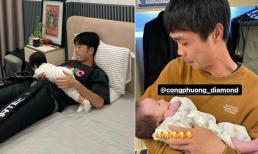 Xuân Trường vừa điều trị chấn thương vừa trông con, Công Phượng bế em bé siêu khéo 