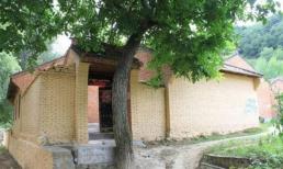 “Trước cửa có tam hồng, con cháu đời đời bần hàn”. Ba hồng này rốt cuộc ám chỉ cái gì? Ý nghĩa là gì?