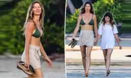 Siêu mẫu giàu nhất thế giới Gisele Bündchen vẫn 'bốc lửa' ở tuổi 43 khi mặc bikini đi dạo